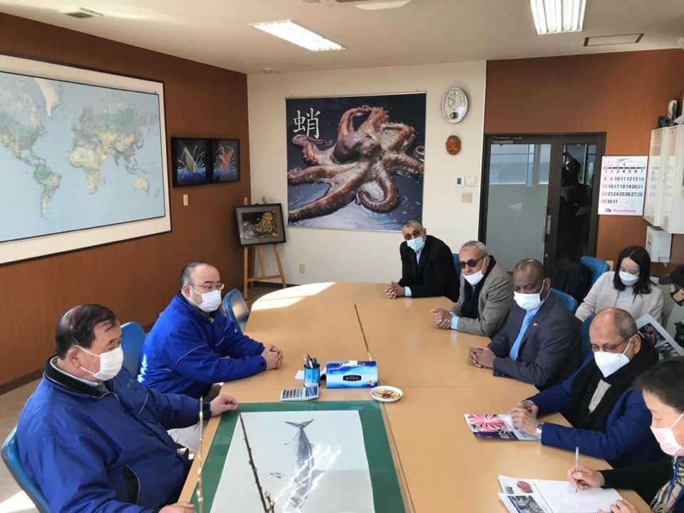 وزير الصيد الموريتاني يزور مصنعا لتعليب الأخطبوط ومرافق&nbsp;(…)