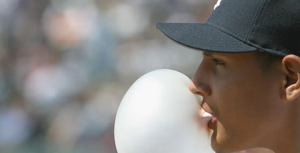 تحذير طبي لمن يكثرون من مضغ العلكة