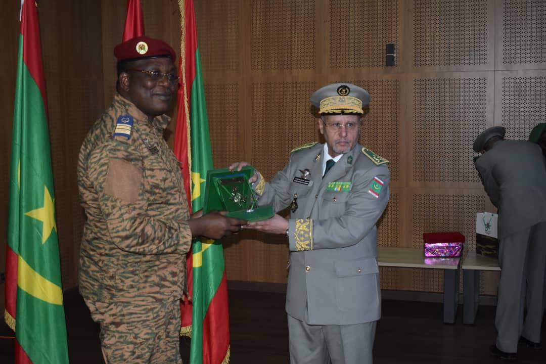 قائد الأركان العامة للجيوش الموريتاني يبحث مكافحة&nbsp;(…)