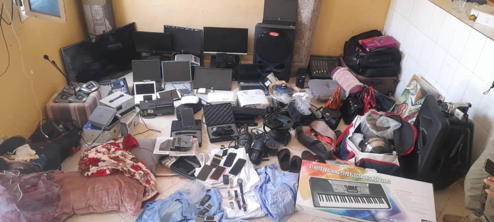 الشرطة تكشف تفاصيل وصور مقتنيات ضبطتها عند عصابة للسطو&nbsp;(…)