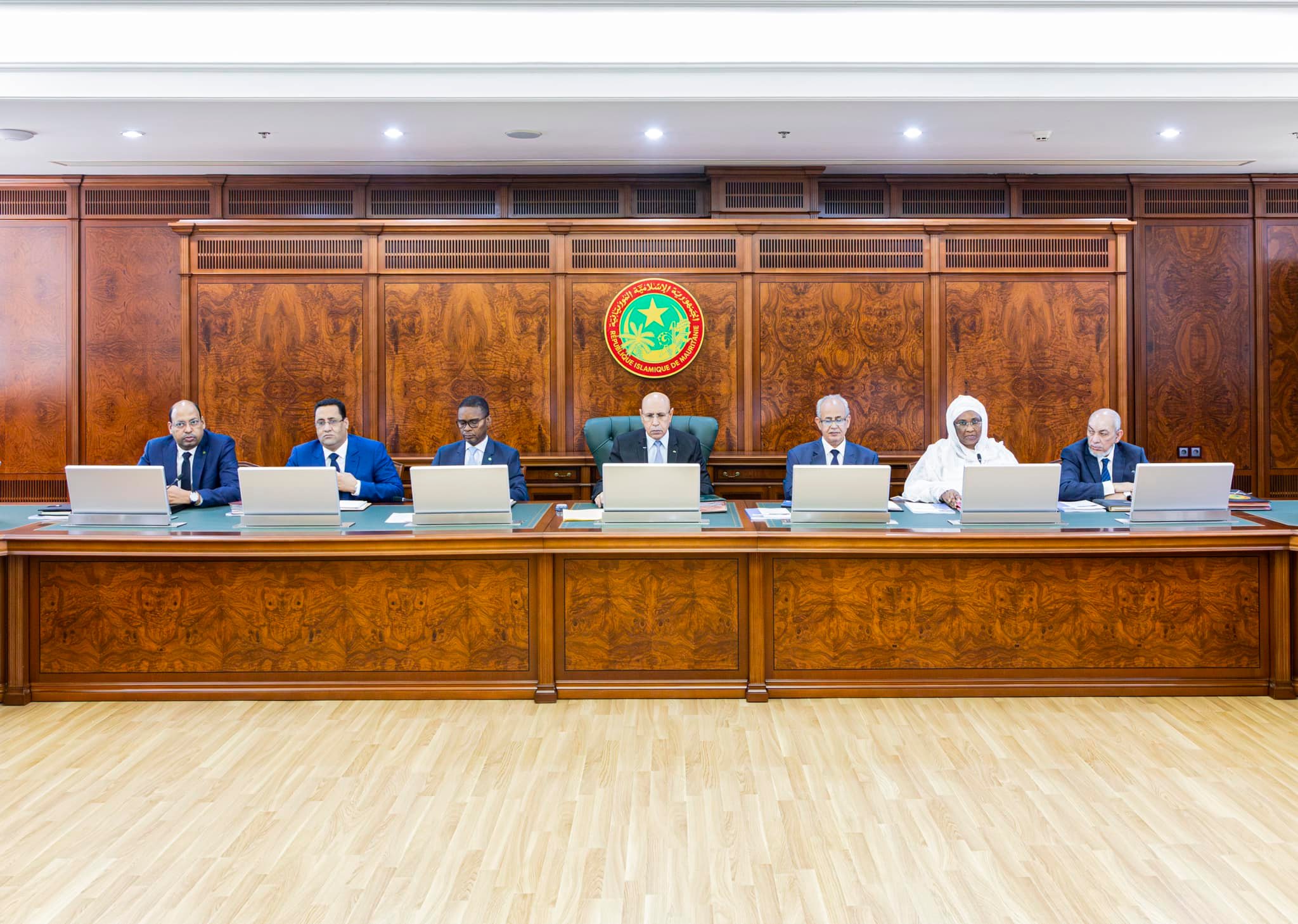 مجلس الوزراء يجتمع بحلة جديدة(صور)