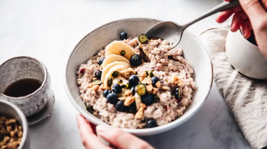 أفضل 8 أطعمة للحفاظ على صحة الأمعاء