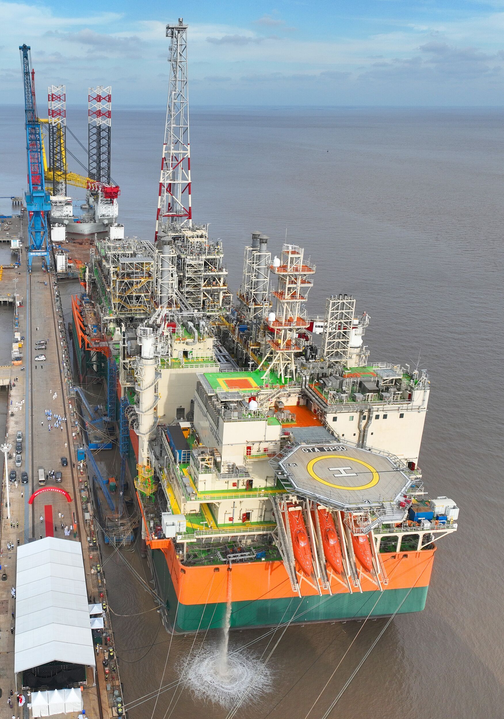 صور سفينة التخزين والتفريغ الصينية العائمة التي ستبحر&nbsp;(…)