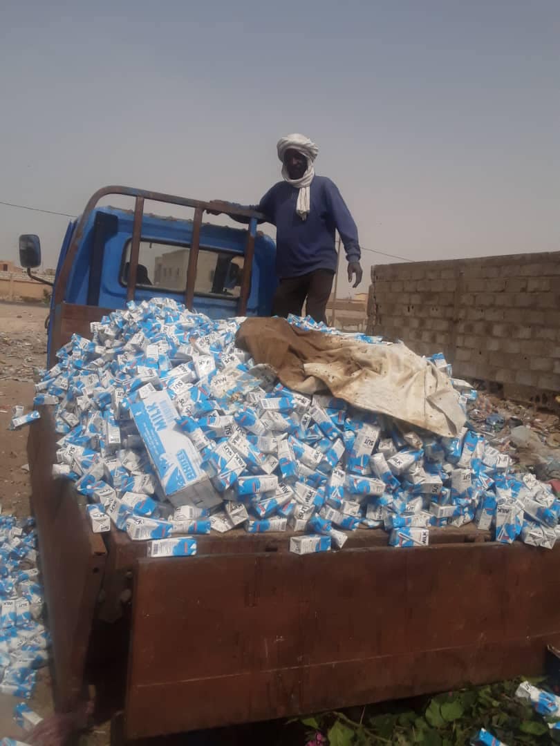 العثور على كميات من أكياس الألبان مرمية في القمامة(صور)