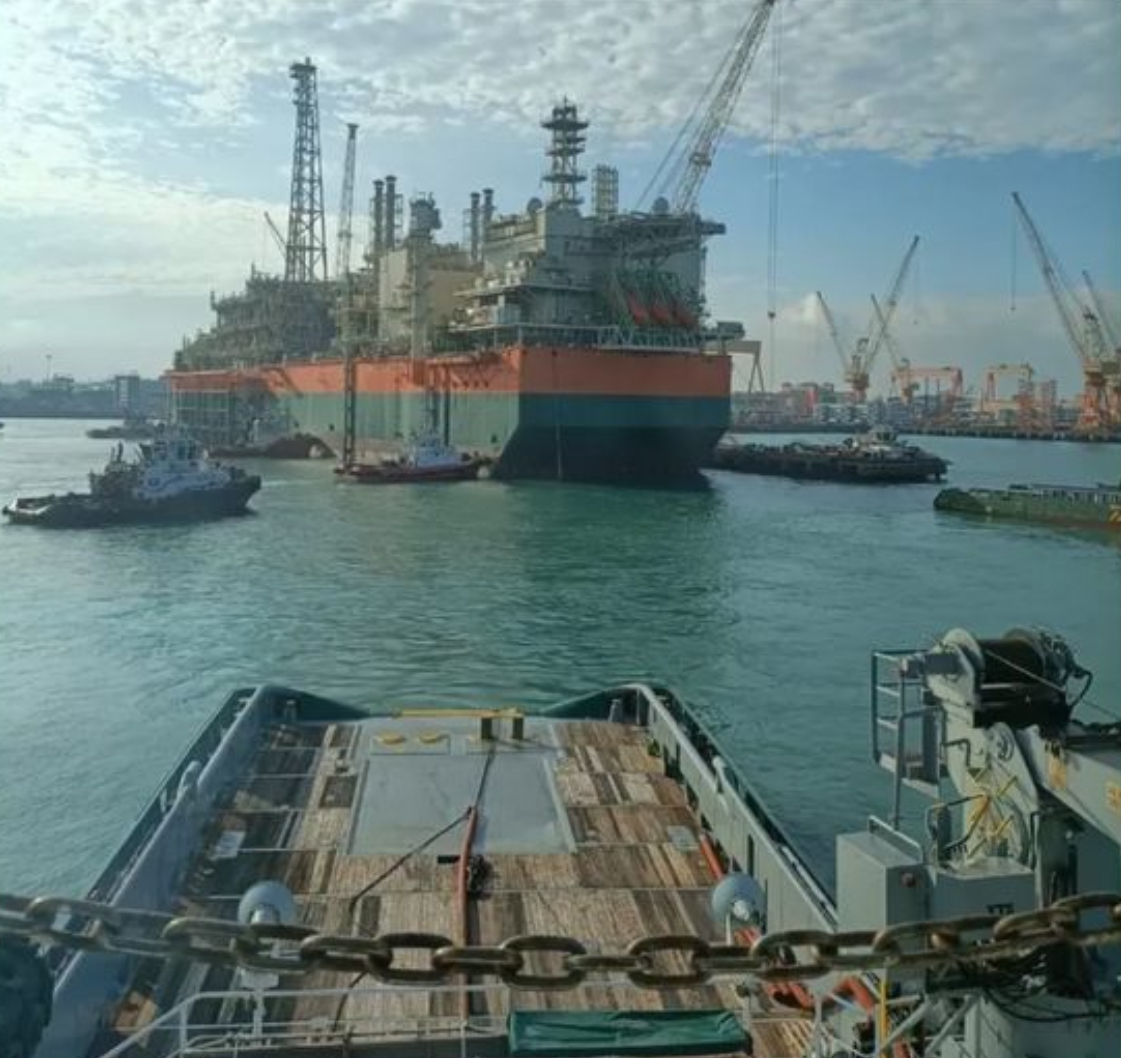 منصة إنتاج وتخزين وتفريغ الغاز FPSO تغادر ميناء 