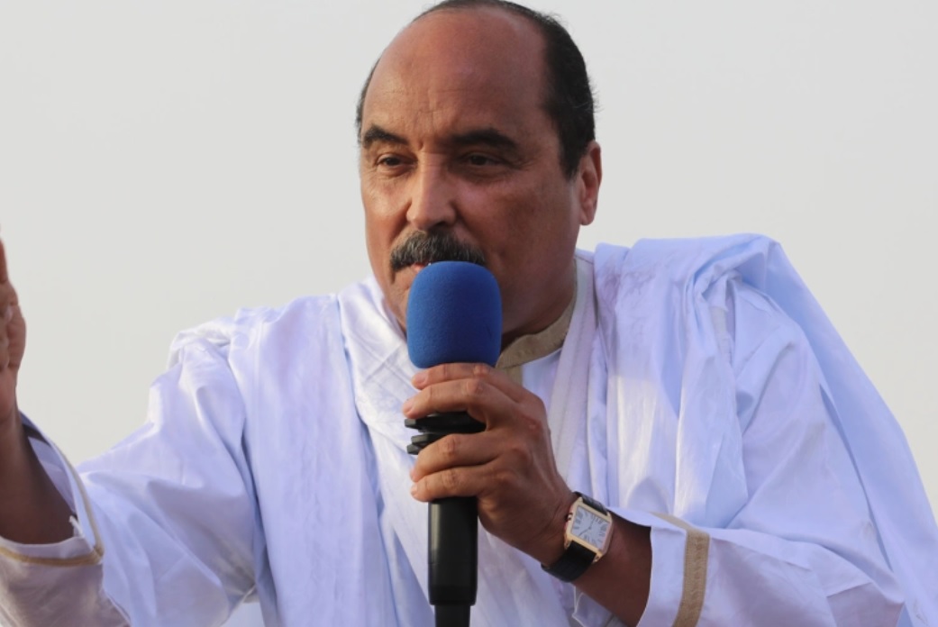 عزيز أمام الجالية … إذا أراد الله هلاك النملة جنّحها..