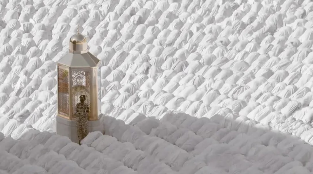 صورة تخطف الأنظار للمعتمرين لحظة سجودهم