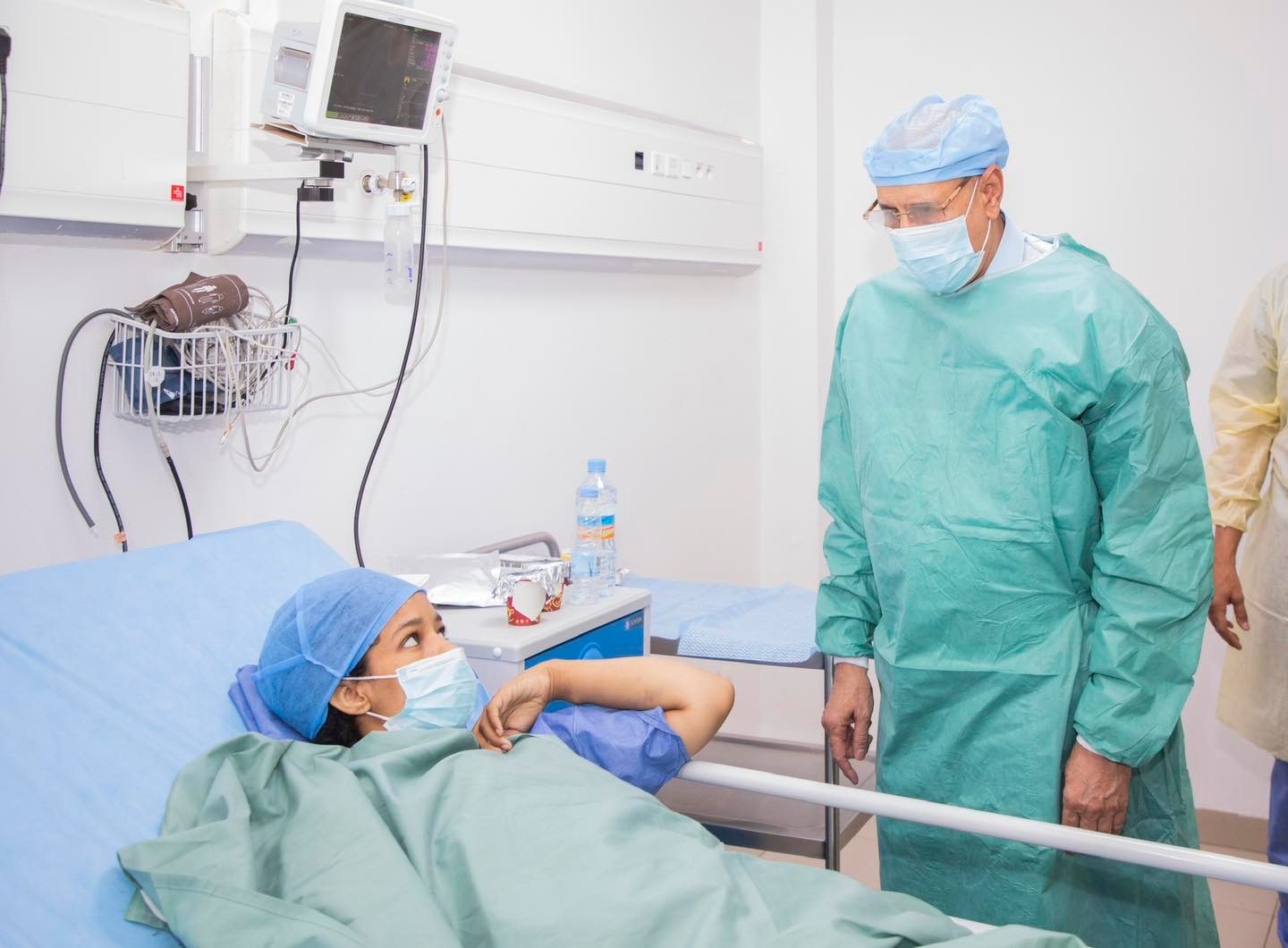 صور من زيارة الرئيس غزواني للطفلة التي خضعت لأول زراعة&nbsp;(…)