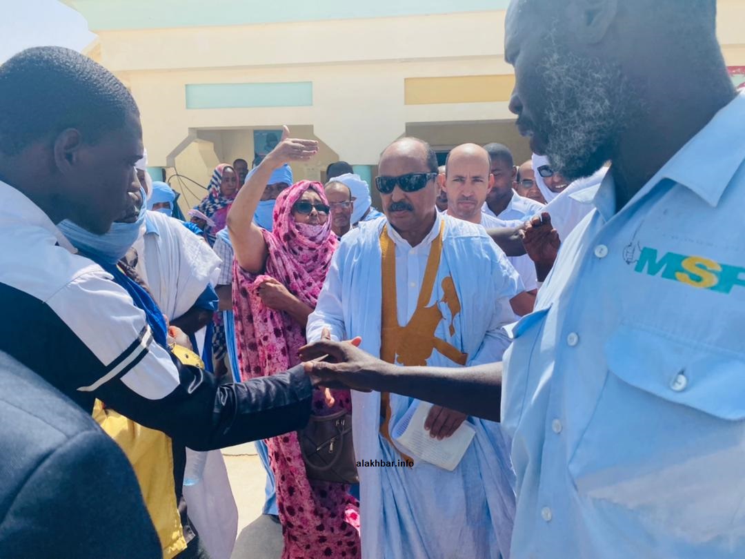 صورة ولد عبد العزيز وهو في مقر الحالة المدنية بلكصر