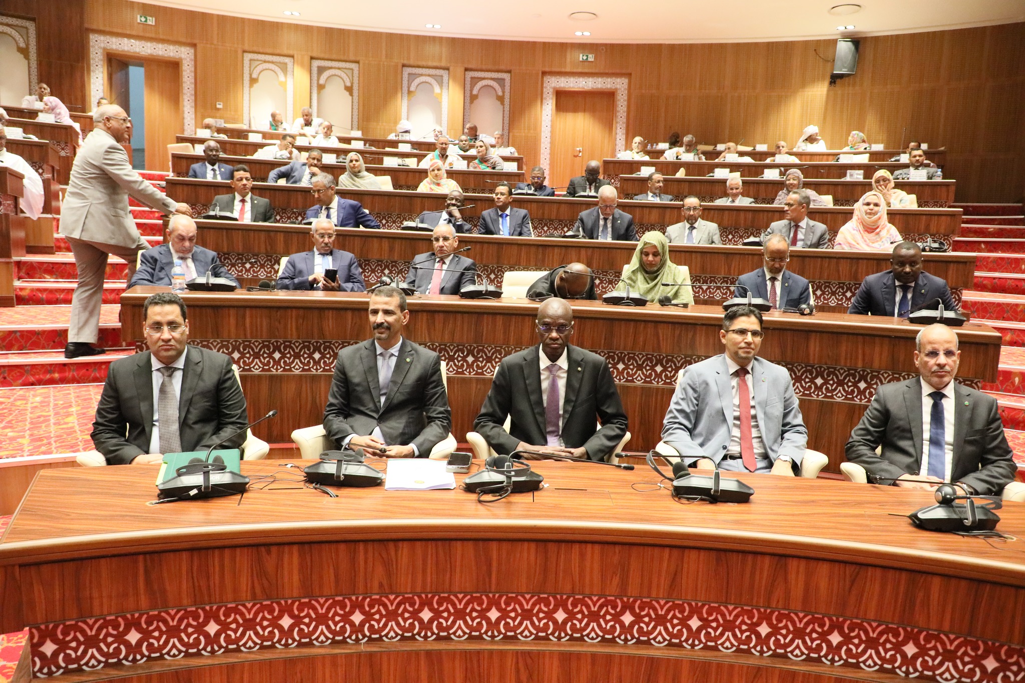 بحضور الوزير الأول والوزراء: النواب يبدأون في نقاش&nbsp;(…)