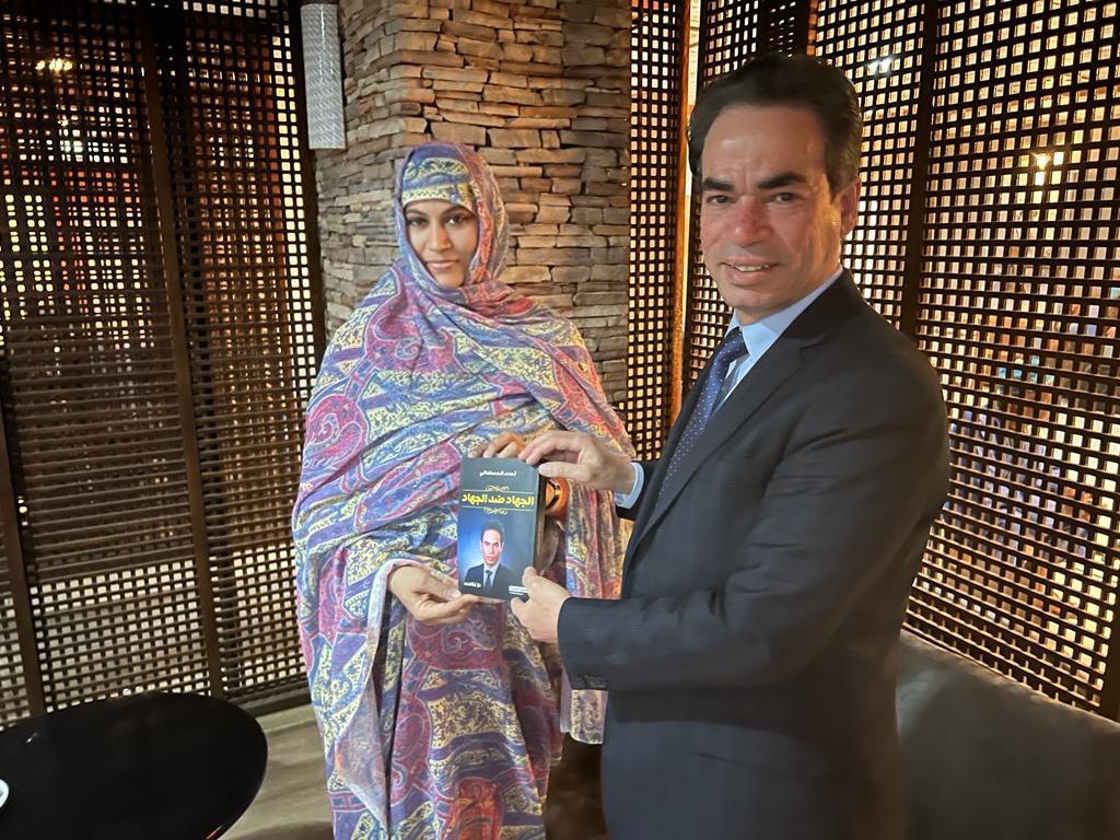 «المسلماني» يهدي كتابه «الجهاد ضد الجهاد» لوزيرة التجارة&nbsp;(…)