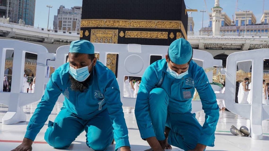 هكذا تم إعادة ملصقات التباعد في الحرمين الشريفين(صور)