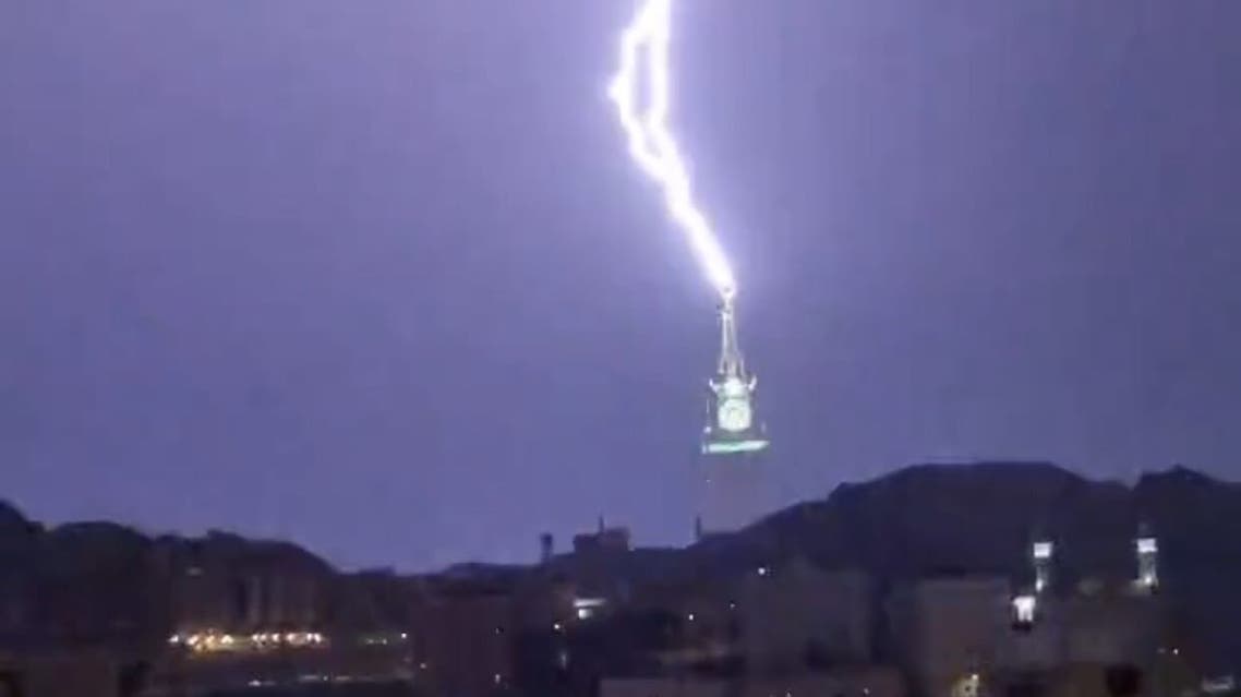 صورة لقطة مبهرة للبرق يعانق ساعة مكة الأكبر في العالم
