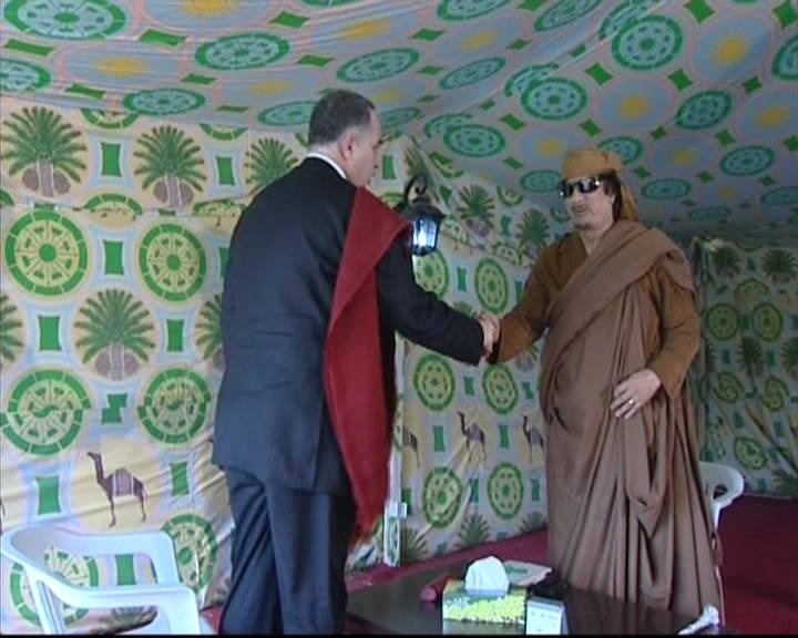 القذّافي والشال الأحمر