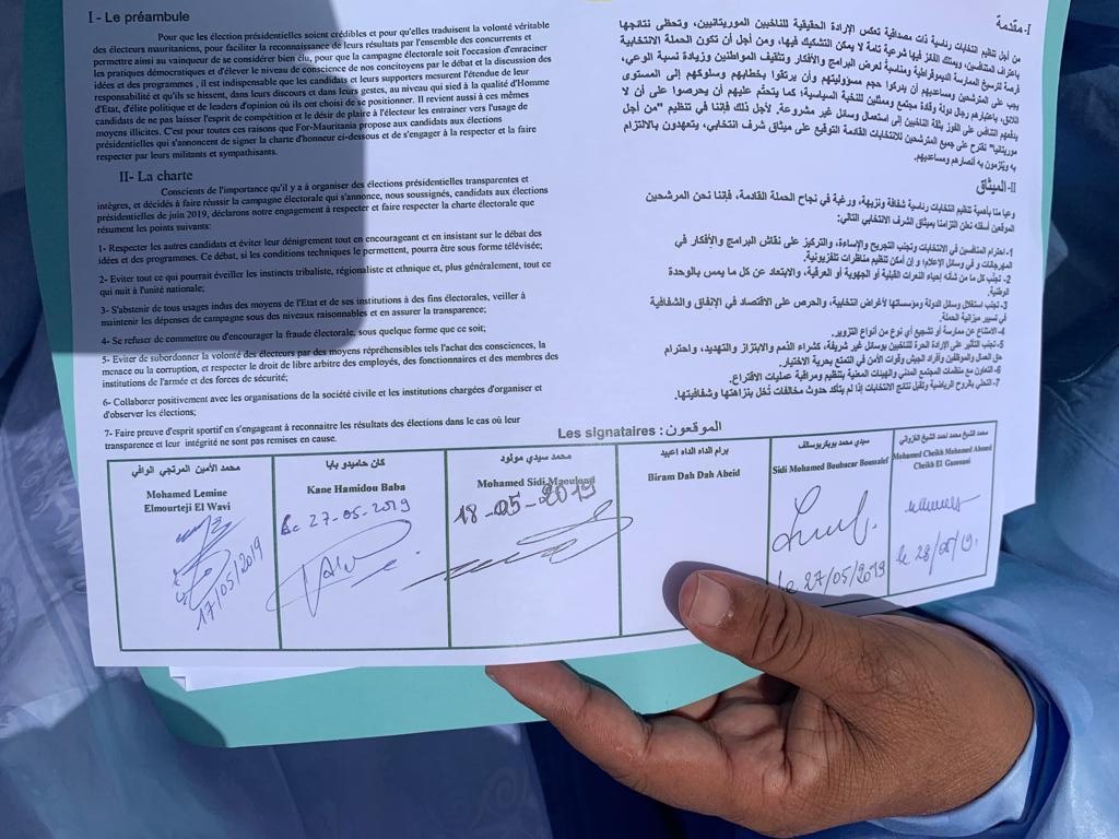 ولد الغزواني يوقع على وثيقة مبادئ الشفافية وحملته تخرق&nbsp;(…)