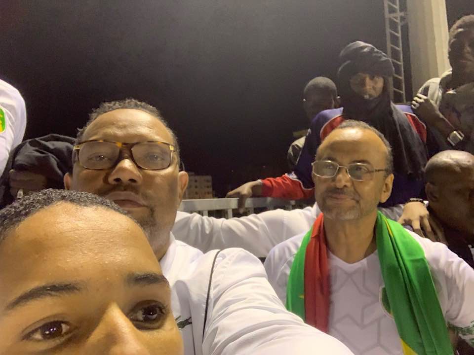 المرشح ولد بوبكر يشجع المنتخب الوطني ويظهر بقميصه (صورة)
