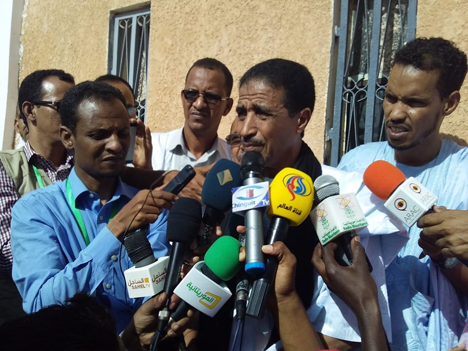 المرشح ولد مولود يدلي بصوته ويقول: ناقصة بطاقة التصويت&nbsp;(…)