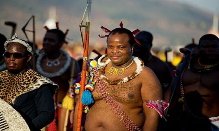 الملك مسواتي الثالث يزور موريتانيا سائحا بزيه المثير&nbsp;(…)