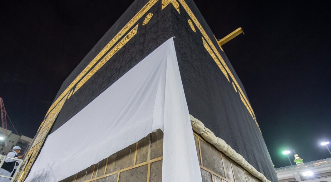 لهذه الأسباب ترفع كسوة الكعبة المشرفة!