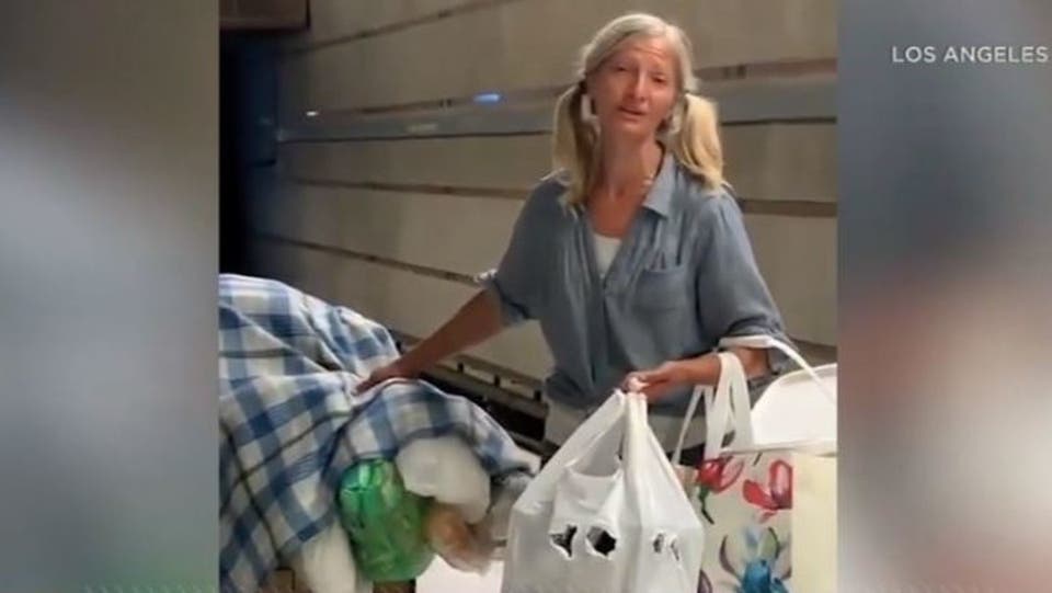 قصة امرأة مشردة سحرت الشرطة بصوتها هزت مواقع التواصل&nbsp;(…)