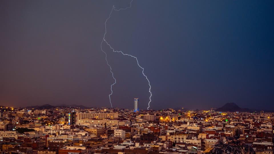 قصة شاب يلاحق البرق في السماء لهذا السبب(صورة)