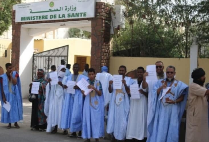 مواطنون يتظاهرون أمام وزارة الصحة دعما لإصلاحات وزير الصحة