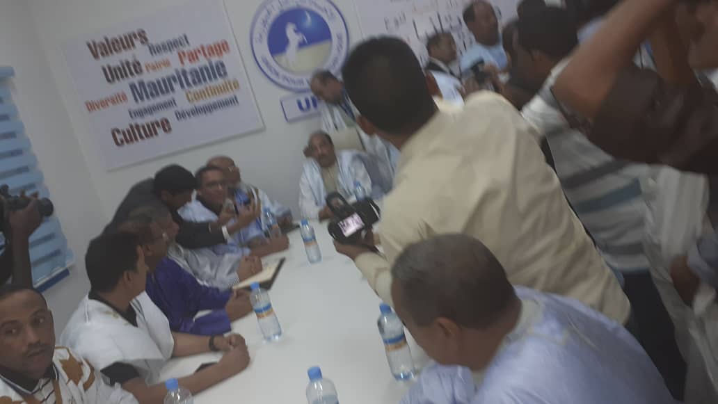 ما هي الصفة التي ترأس بها ولد عبد العزيز اجتماع حزب&nbsp;(…)