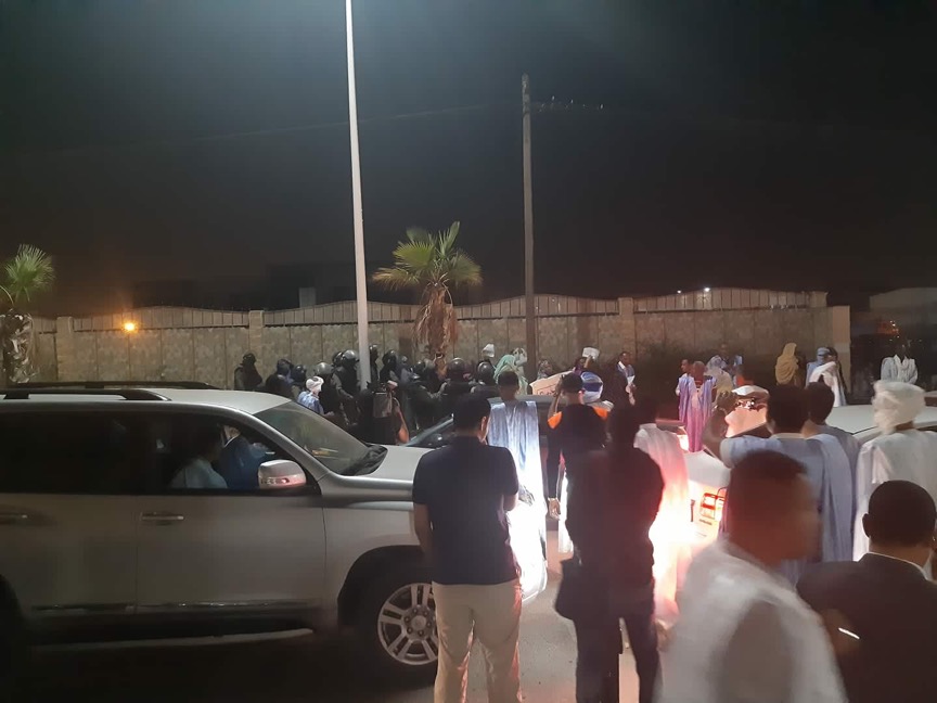 الشرطة تفرق دائني الشيخ الرضا امام منزل عزيز قبل انطلاق&nbsp;(…)