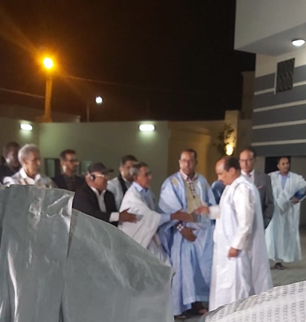 صورة ولد عبد العزيز وهو يصافح الحاضرين لمؤتمره