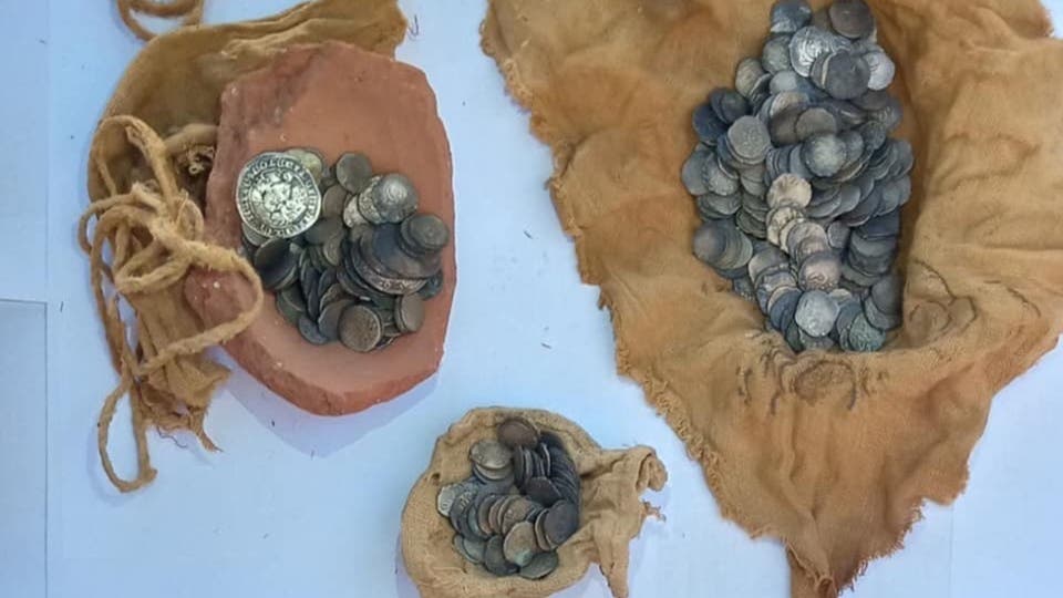 العثور على عملات إسلامية أثرية قديمة(صورة)