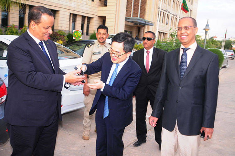 في مظهر ضعف ولد الشيخ أحمد يستلم خمس سيارت هدية من دولة (…)