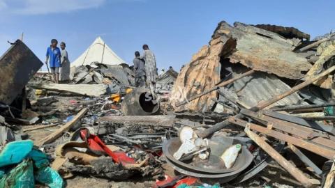 توزيع أكواخ وأدوات منزلية ومواد غذائية على خمسين أسرة&nbsp;(…)