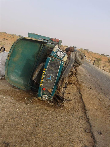 سقوط شاحنة تحمل الأعلاف