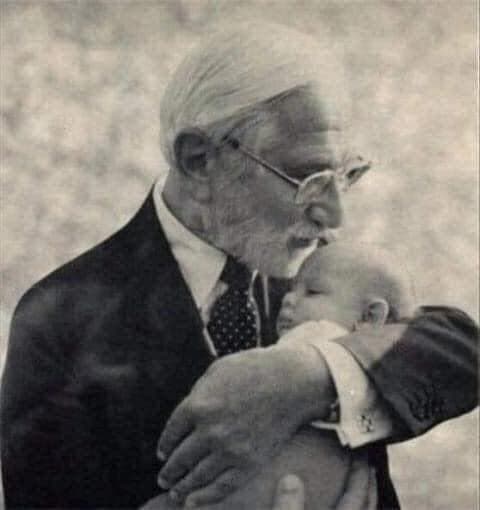 قصة رجل تخلى عن ثروة وأنقذ الملايين: هذه هديتي لأطفال العالم