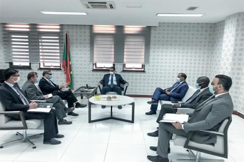 موريتانيا والصين تبحثان طريقة تشييد ملتقى طرق وجسر&nbsp;(…)