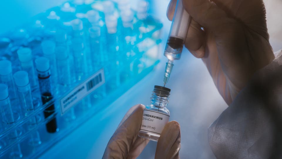هل اقترب الحلم؟.. 4 مليارات جرعة لقاح ضد كورونا قريباً