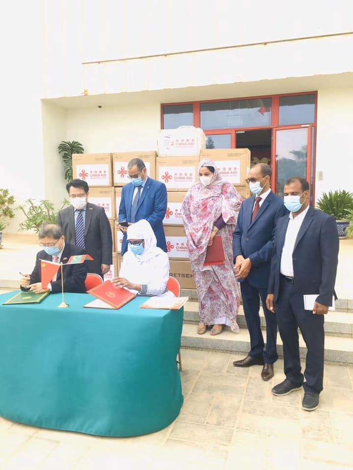 زوجة الرئيس الصيني تقدم هدية الى زوجة الرئيس الموريتاني&nbsp;(…)