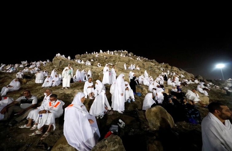 حجاج بيت الله الحرام ينفرون إلى مزدلفة بعد أداء ركن الحج (…)
