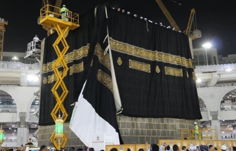 قصة أغلى ثوب في العالم.. أين تذهب كسوة الكعبة المشرفة (…)