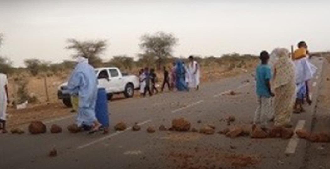 بسبب قطع الماء والكهرباء عنهم: محتجون يقطعون طريق الأمل&nbsp;(…)