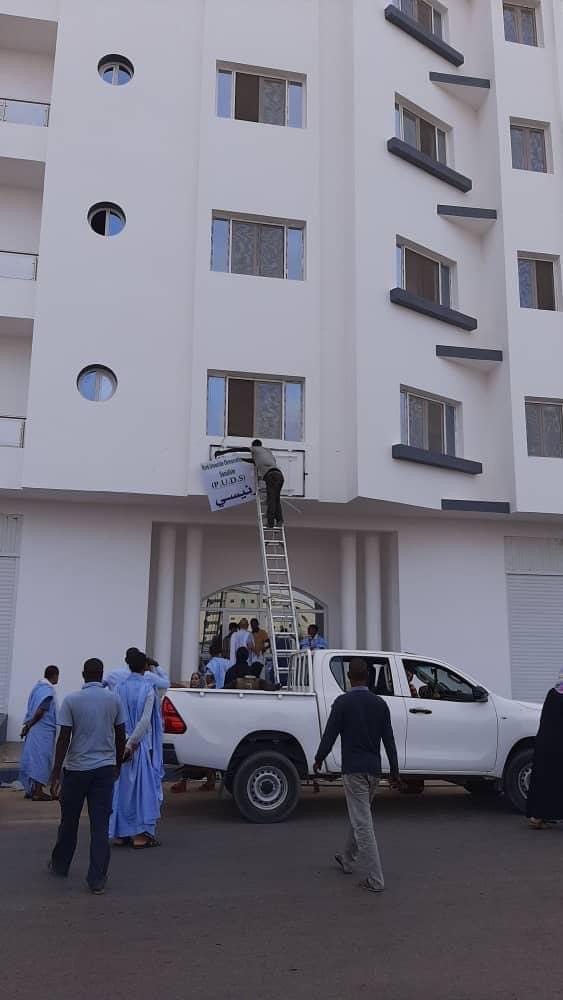 عاجل: إزالة لافتة حزب الوحدوي الاشتراكي من فوق العمارة(صورة)
