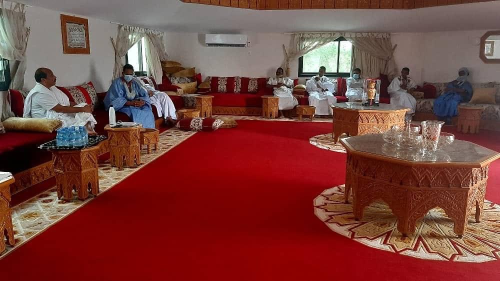 صورة جديدة لولد عبد العزيز أثناء لقائه بمجموعة من الشباب