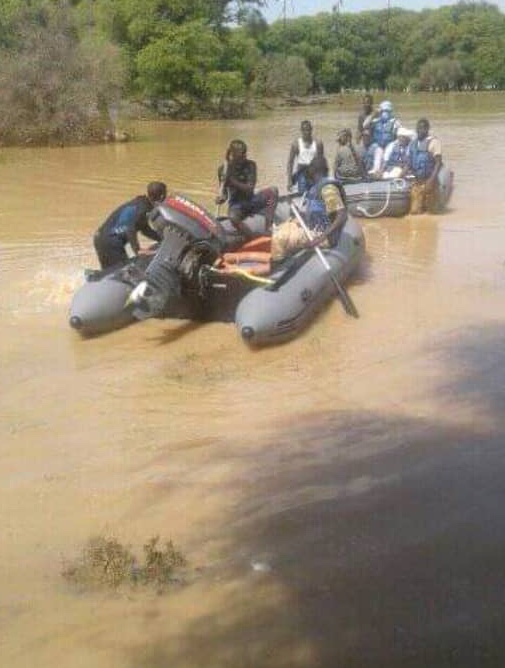 البحرية تستعمل الزوارق لإجلاء المواطنين المتضررين من&nbsp;(…)