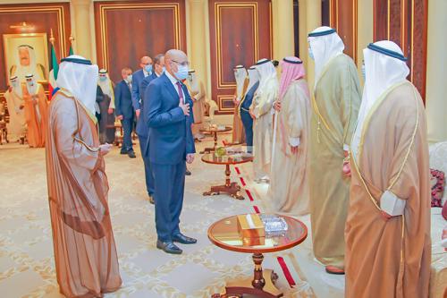 ولد الغزواني يقدم التعازي لأمير دولة الكويت