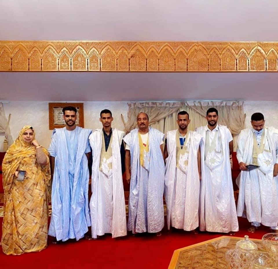 تفاصيل لقاء جمع ولد عبد العزيز أمس بمجموعة من الشباب(صورة)