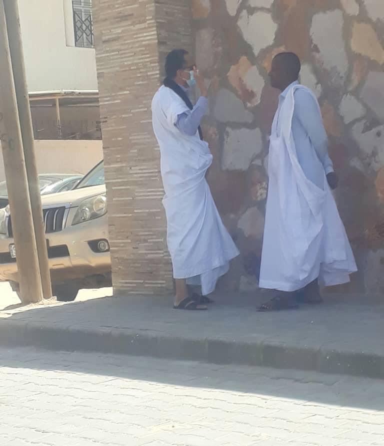 صور جديدة لمقربين من ولد عبد العزيز أمام منزله بتفرغ زينه