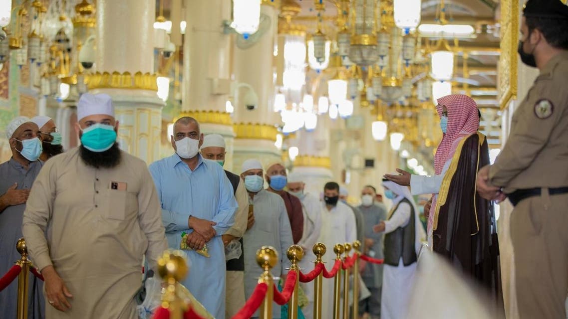 بعد 8 أشهر.. هكذا أدى معتمرو الخارج الصلاة بالمسجد النبوي