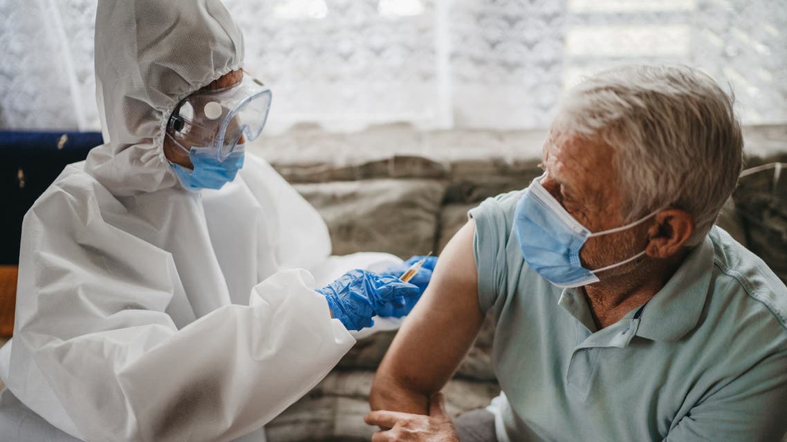 لقاح كورونا.. هؤلاء يجب تطعيمهم أولاً