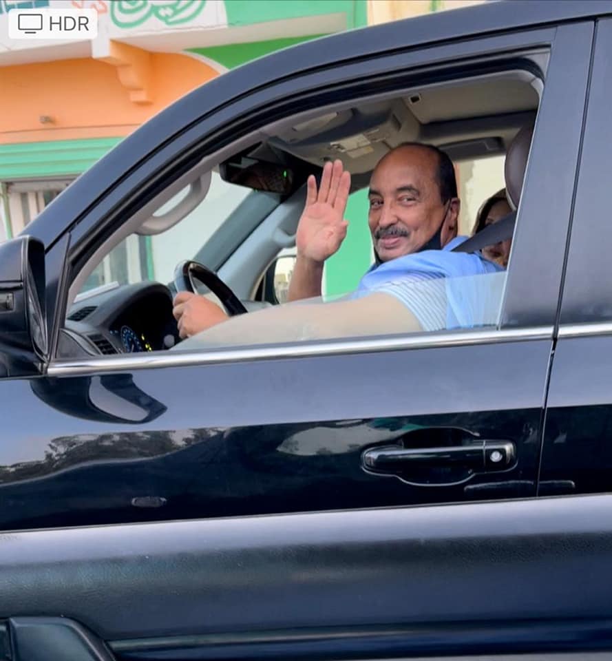 صور جديدة للرئيس السابق ولد عبد العزيز وحرمه يجولان في&nbsp;(…)