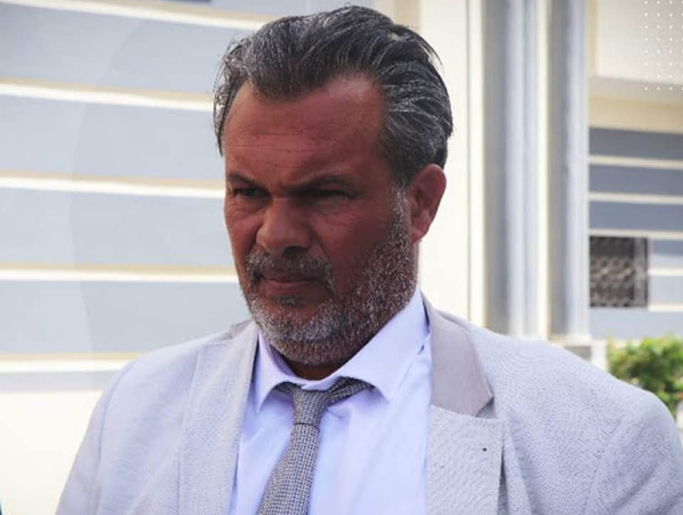 بدا هشاً في دفاعه